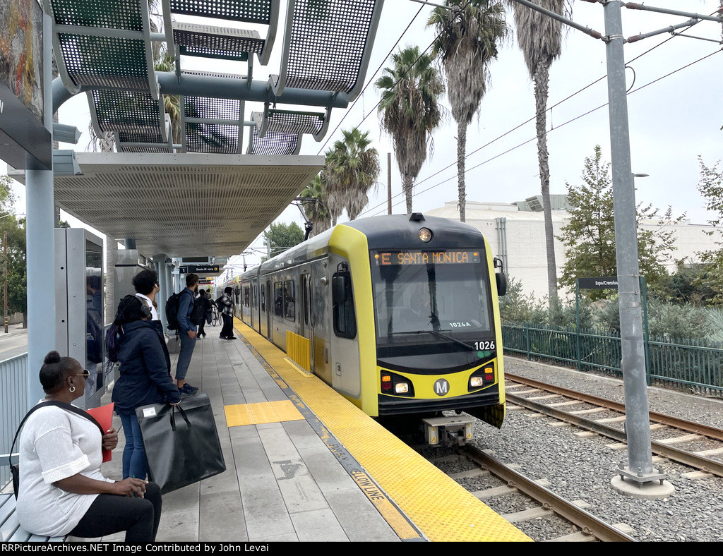 Westbound E Line train arriving at Expo / Crenshaw Station heading to Downtown Santa Monica 